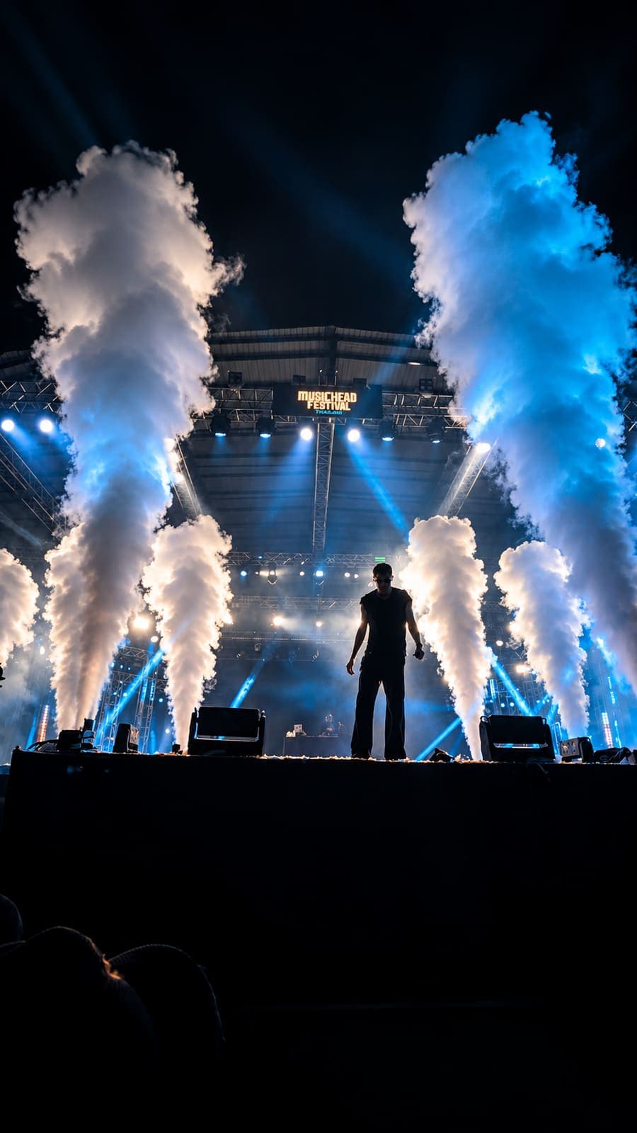 DJ on stage between cryo jets